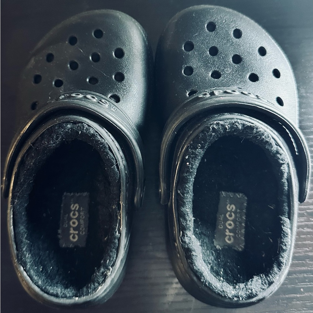 CROCS Kids Black Fuzz-Lined Clogs